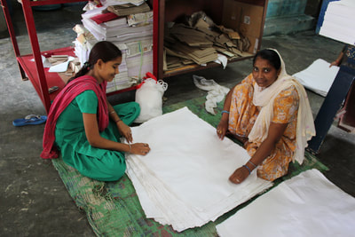 Students visited NGO that employs local women to make paper and other artisan products